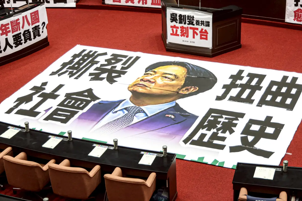 ▲藍白主張「普發現金」，民眾黨今（4）日一早就進場佈置。（圖／記者朱永強攝）