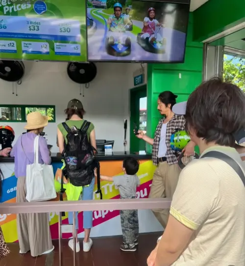 林志玲(右二)在新加坡被捕捉,買東西模樣毫無女神包袱。(圖/小紅書) ▲林志玲(右二)在新加坡被捕捉,買東西模樣毫無女神包袱。(圖/小紅書)