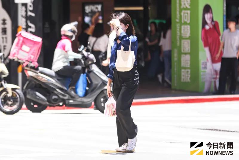 ▲醫師提到，防曬外套其實是有規範的，整體而言仍會建議以擦防曬乳為主。（示意圖／記者朱永強攝）