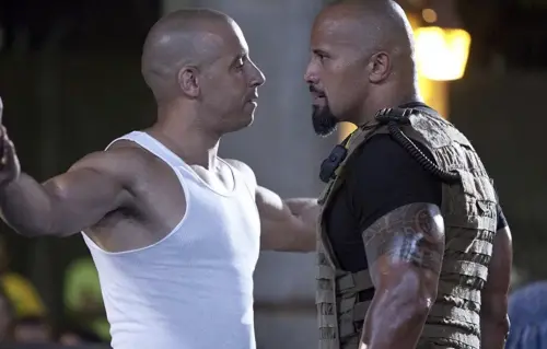 ▲《玩命關頭》兩大光頭猛男馮迪索（左）與巨石強森（右），在拍第8集時爆發衝突，隔空交火，巨石強森在第9集消失，第10集才客串亮相。（圖／摘自IMDb）