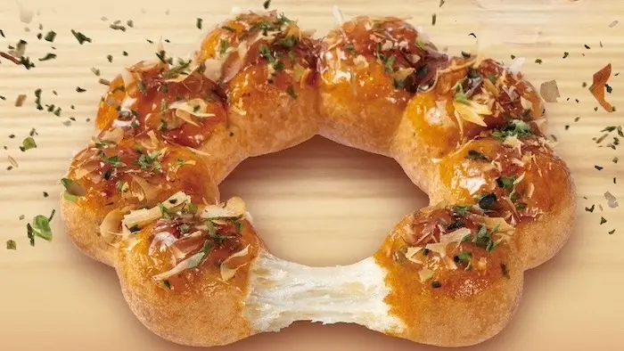 ▲日本東京「I’m donut?」生甜甜圈，雲朵般彈潤鬆軟的口感爆紅掀熱潮！今台灣首店開幕現場超過400人貪食蛇、頂大太陽排爆台北東區。Mister Donut也聯名丸亀開吃「豆皮烏龍麵生波堤」。（圖／Mister Donut提供）