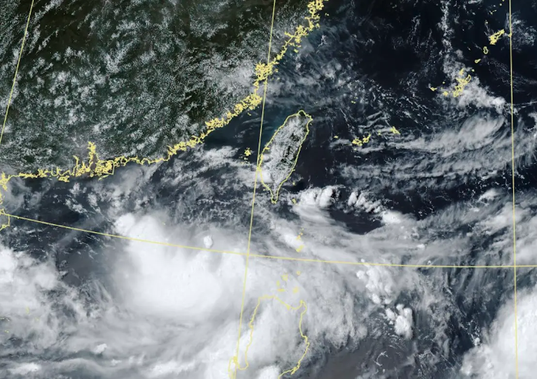 ▲熱帶擾動98W目前已增強為熱帶性低氣壓TD06，中央氣象署預估，明（5）日清晨到上午將生成為今年第4號颱風「丹娜絲」。（圖／取自中央氣象署）