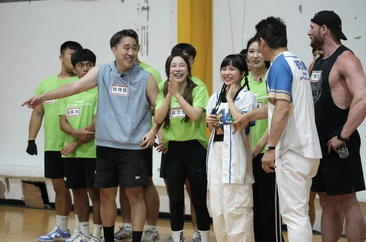 ▲徐乃麟、林莎、徐凱希主持的實境綜藝《全村的希望》找來余祥銓、徐新洋等星二代參戰，沒想到徐乃麟爆料事前收到余天打電話關說，可是與其廝殺的徐新洋，完全不顧情分，猛攻余祥銓下體，火爆場面惹得眾人驚呼。（圖／東森綜合台提供）