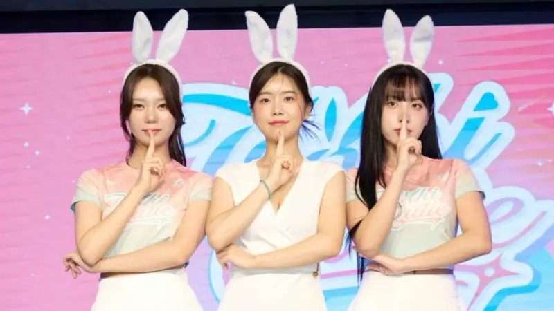 ▲網紅Judy耗費近1年時間終於成功組建啦啦隊「TOKKI CUTIE」，並由旗下韓籍啦啦隊成員李素泳（左）及朴恩惠（右）擔任應援團長，她也在今日記者會上突然宣布「禁愛令」，擋一票追求者。（圖／臺北伊斯特排球隊提供）