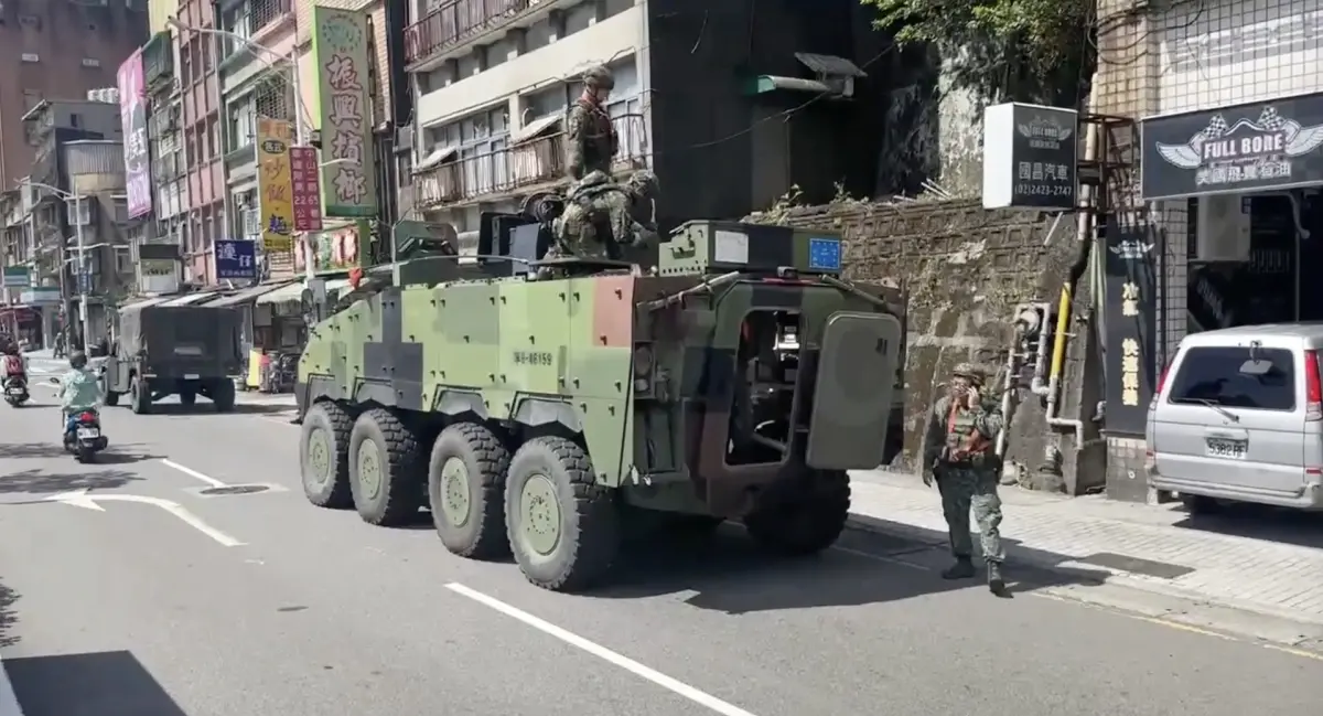 ▲雲豹裝甲車行經基隆中山二路時突然拋錨，占用一線道緊急搶修。（圖／翻攝畫面）