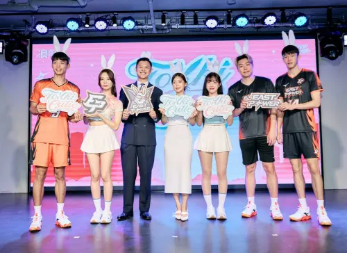 ▲Judy（中）在記者會上突然宣布「禁愛令」，禁止旗下啦啦隊員跟排球員交往。（圖／臺北伊斯特排球隊提供）