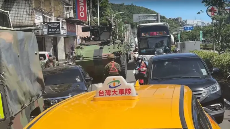 ▲雲豹裝甲車突然拋錨，占用一線道緊急搶修，引發交通混亂。（圖／翻攝畫面）