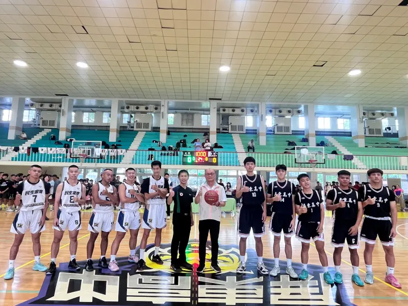 ▲114年屏東縣縣長盃籃球錦標賽開幕式，縣政府秘書許良禎（中）、屏東高中（右）、民生家商（左）。（圖／屏東縣府提供）