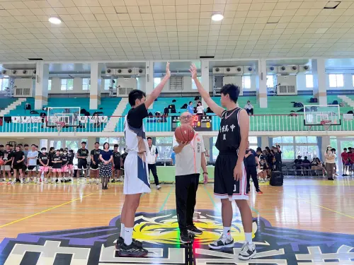 屏東縣縣長盃籃球錦標賽開球儀式,由秘書許良禎開球揭開賽事 ▲屏東縣縣長盃籃球錦標賽開球儀式,由秘書許良禎開球揭開賽事。(圖/屏東縣府提供)