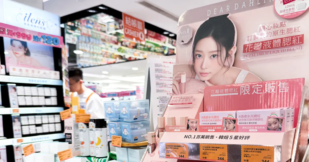 ▲來自韓國的DEAR DAHLIA看準台灣需求，攜手100家康是美門市設櫃，吸引粉絲搶購。（圖／Ivy攝影）