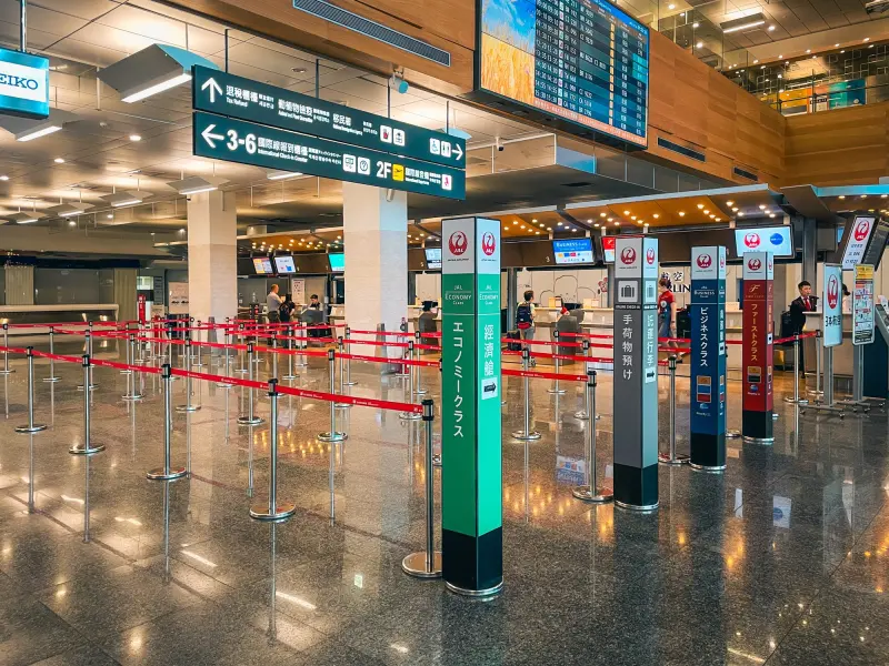 ▲7/5世界末日倒數，大地震預言發酵，原先暑假期間台灣民眾最愛到日本玩，今（4）日上午松山機場日本航空櫃台前空無一人。（圖／「風塵萬里 旅人手札」提供）