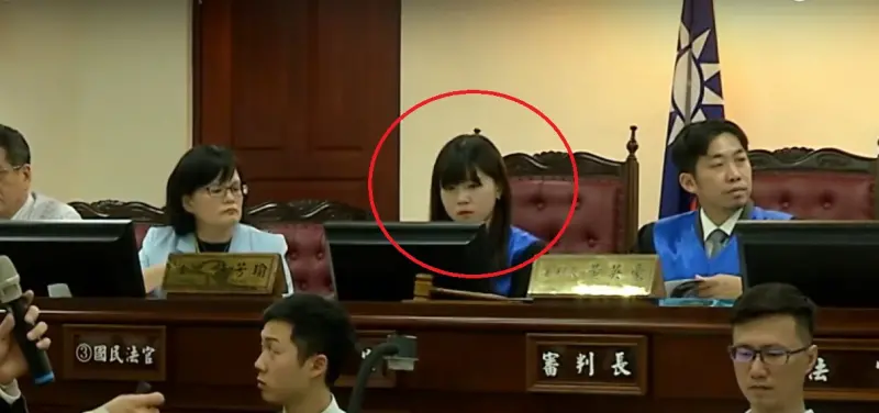 ▲京華城案受命法官許芳瑜的照片來自她之前參與國民法官模擬開庭的活動,現場開放媒體採訪拍攝。(圖/翻攝Youtube)