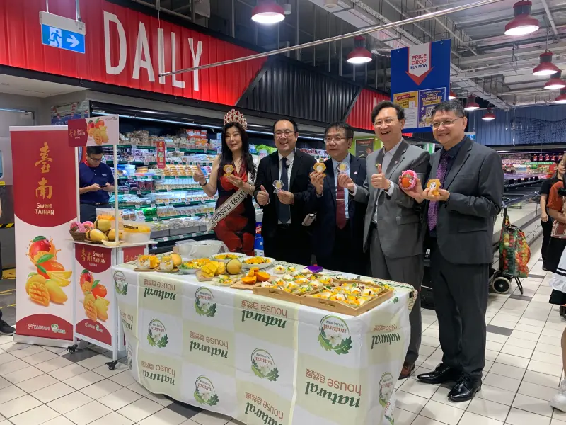 ▲台南市長黃偉哲與駐新加坡代表童振源、台灣人暨新加坡環球夫人李蔓姈在新加坡連鎖超市共同推銷台南芒果，展現出拓展國際市場的高度重視。（圖／南市府提供）