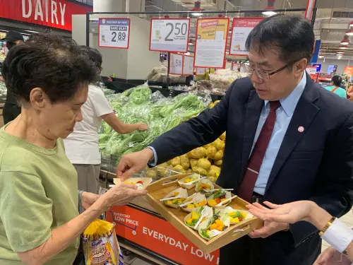 ▲台南市長黃偉哲今天前往新加坡大型連鎖超市出席推廣活動除視察台南芒果上架情況，更化身最強推銷員將台南芒果推銷給新加坡民眾。（圖／南市府提供）