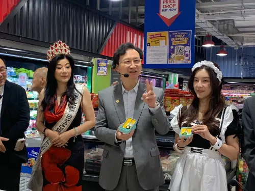 ▲新加坡大使童振源特別準備活動小禮，吸引人潮聚集，展現對台南農產拓展國際市場的高度重視。（圖／南市府提供）