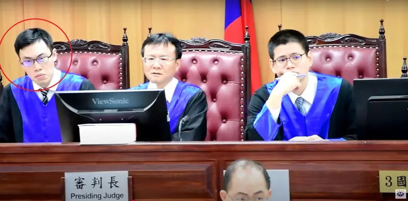 ▲京華城案陪席法官楊世賢穿法袍、看電腦的照片,來自他之前參與國民法官模擬開庭的活動。(圖/翻攝Youtube)