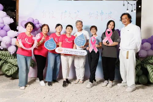 中華民國乳癌病友協會(TBCA)黃淑芳理事長(左四)帶領協會志工參與乳癌防治宣導活動。(圖/中華民國乳癌病友協會提供) ▲中華民國乳癌病友協會(TBCA)黃淑芳理事長(左四)帶領協會志工參與乳癌防治宣導活動。(圖/中華民國乳癌病友協會提供)