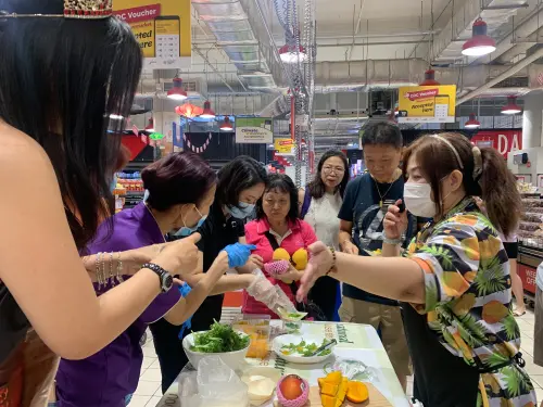 ▲台南芒果一登上新加坡連鎖超市的貨架，立刻吸引民眾駐足選購。（圖／南市府提供）