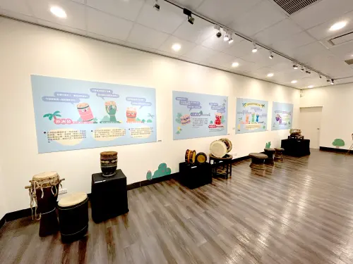 新莊文藝中心「鼓咚小鎮」,展示响仁和所收藏來自世界各地的鼓。 ▲新莊文藝中心「鼓咚小鎮」,展示响仁和所收藏來自世界各地的鼓。