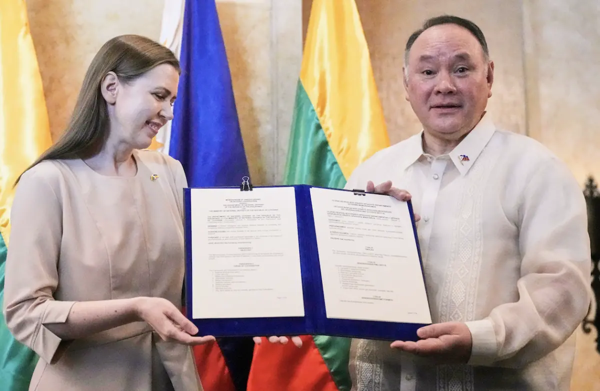 ▲立陶宛國防部長薩卡利埃內在菲律賓馬卡蒂的記者會上，與菲國國防部長同台。（圖／美聯社／達志影像）