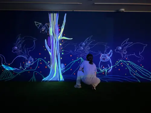 美麗永安藝文中心以「尋找小怪獸」為主軸,透過螢光材質與投影技術營造出奇幻魔法森林。 ▲美麗永安藝文中心以「尋找小怪獸」為主軸,透過螢光材質與投影技術營造出奇幻魔法森林。