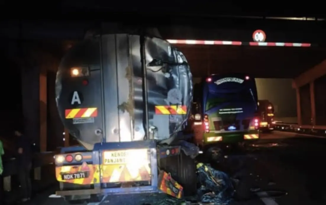 ▲觀光巴士追撞油罐車，車頭嚴重毀損，造成2死16傷。（圖／翻攝自臉書）