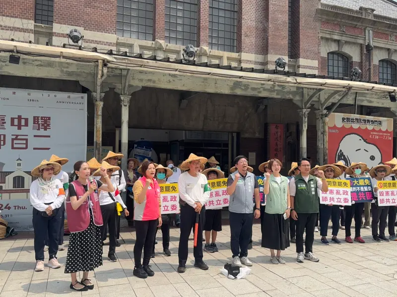 ▲中六罷免團體「敲羅行動」發起的苦行，從台中舊火車站出發，沿途宣講罷免羅廷瑋的理由與急迫性(圖／柳榮俊攝2025.7.4)