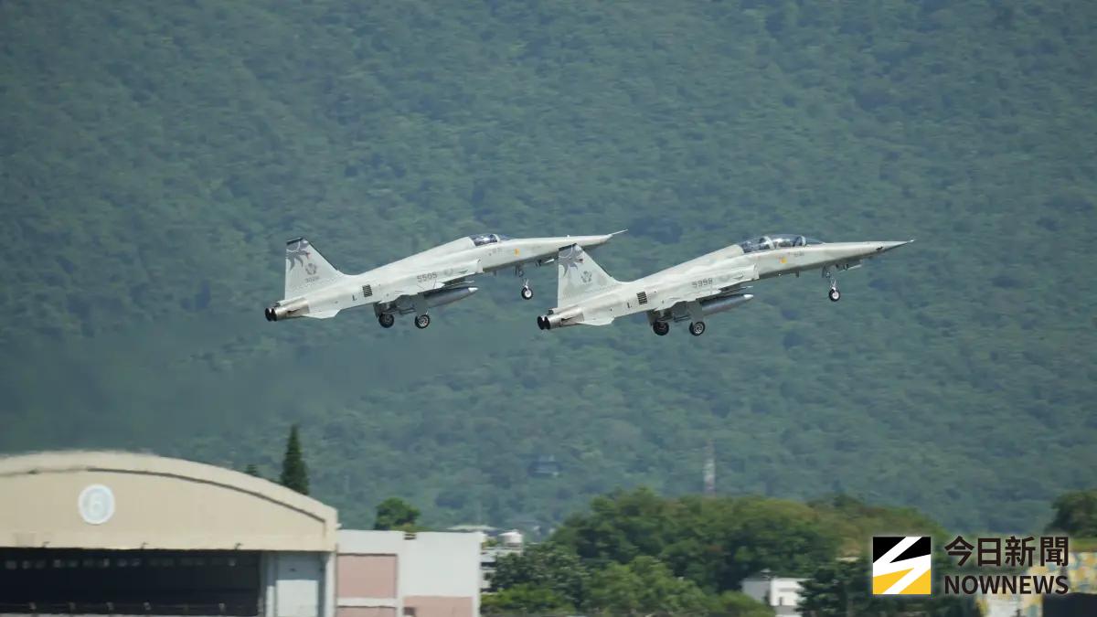 ▲F-5F戰機與RF-5偵察機除役典禮，最後編隊起飛。（圖／記者呂炯昌攝，2025.07.04）