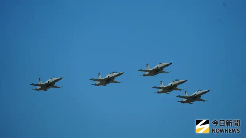 <p>▲F-5F與RF-5偵察機除役典禮,5機編隊衝場。(圖/記者呂炯昌攝,2025.07.04)</p>