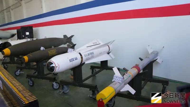 ▲F-5F與RF-5偵察機除役典禮,展示F-5使用武器。(圖/記者呂炯昌攝,2025.07.04)
