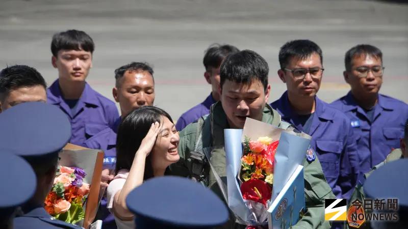 ▲F-5F與RF-5偵察機除役典禮,家屬歡喜獻花給飛官。(圖/記者呂炯昌攝,2025.07.04)