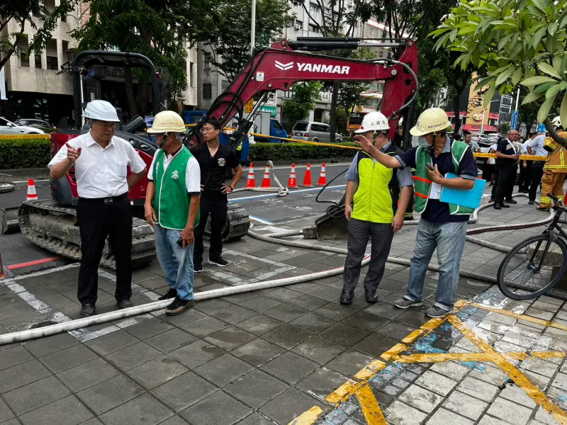 ▲因鄰近建築工地施作連續壁工程，造成大同醫院基地內的台電及自來水公司管線沉陷，引發水電供應中斷。高市府依法對承造人裁罰9萬元並勒令停工。(圖／高市府提供)