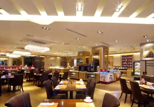 ▲台北花園大酒店的吃到飽餐廳「饗聚廚房」匯聚多國美饌，供應中式、西式、日式或東南亞料理。（圖／台北花園飯店官網）