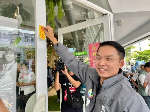 ▲知名插畫家B.B.「台派寶寶」同意後,印製五款「同意罷免」貼紙,自7月6日起將在黨部、市議員及立委服務處免費提供。(圖/民進黨高雄市黨部提供) ▲知名插畫家B.B.「台派寶寶」同意後,印製五款「同意罷免」貼紙,自7月6日起將在黨部、市議員及立委服務處免費提供。(圖/民進黨高雄市黨部提供)