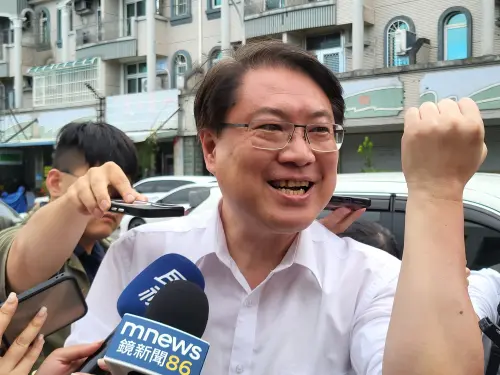 林右昌 ▲林右昌受訪時曬出曬紅的手臂。(圖/記者陳佩君攝,2025.07.04)