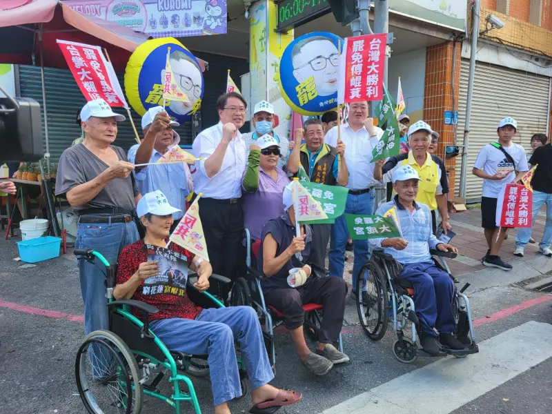 ▲林右昌前往吉安鄉掃街，受到民眾歡迎。（圖／記者陳佩君攝，2025.07.04）