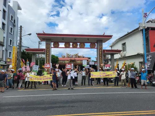 林右昌下午前往吉安鄉掃街。(圖/記者陳佩君攝,2025.07.04) ▲林右昌前往吉安鄉掃街,受民眾支持。(圖/記者陳佩君攝,2025.07.04)