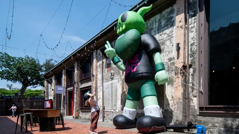 ▲動漫倉庫外矗立一隻跟倉庫等高的大型充氣魔王。（圖／高市府文化局提供）