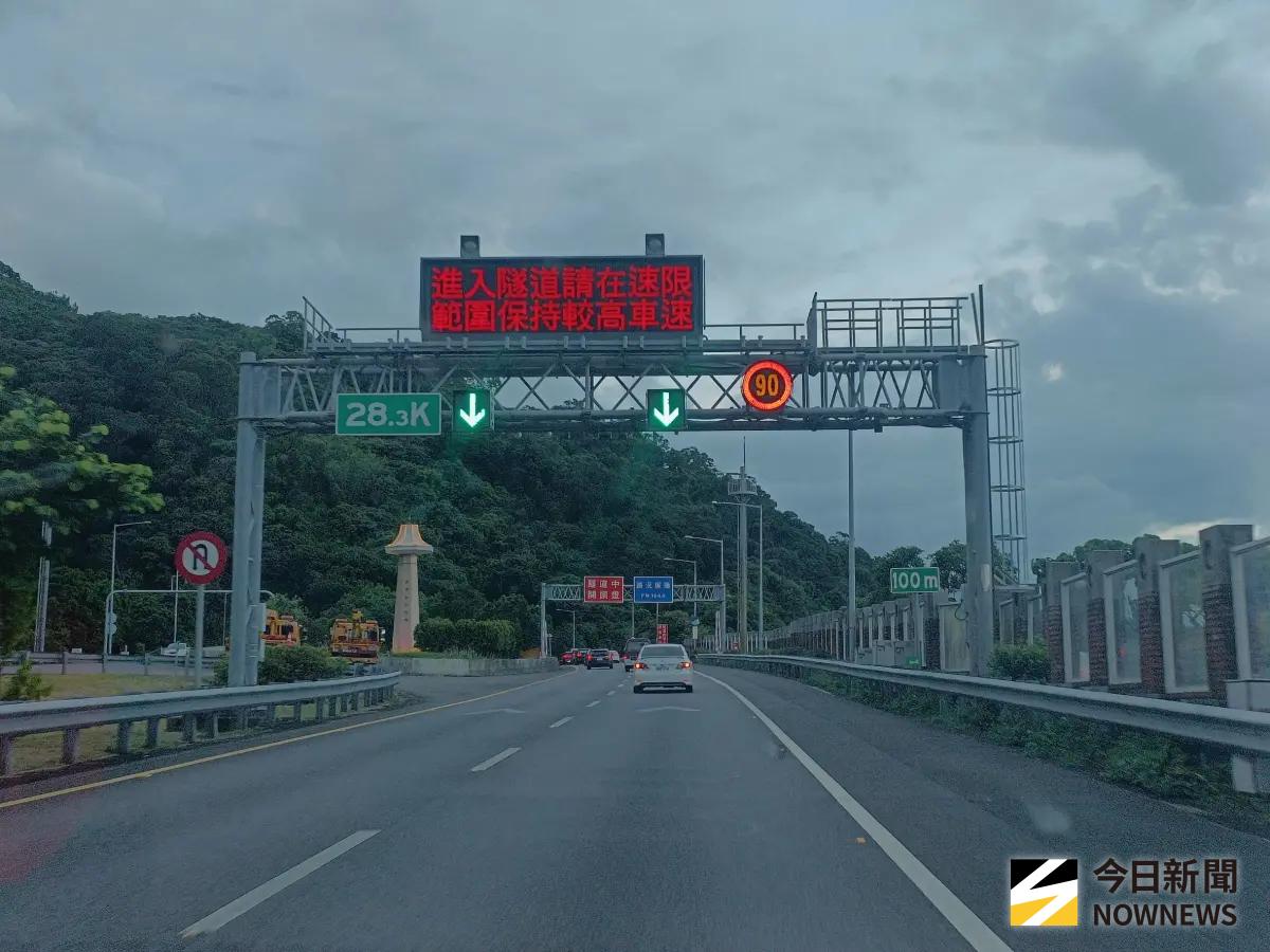 ▲高公局於國5雪山隧道北向26~27k、20~21k及18~19k內外車道共6處設置慢速車示警系統。（圖／記者許若茵攝）