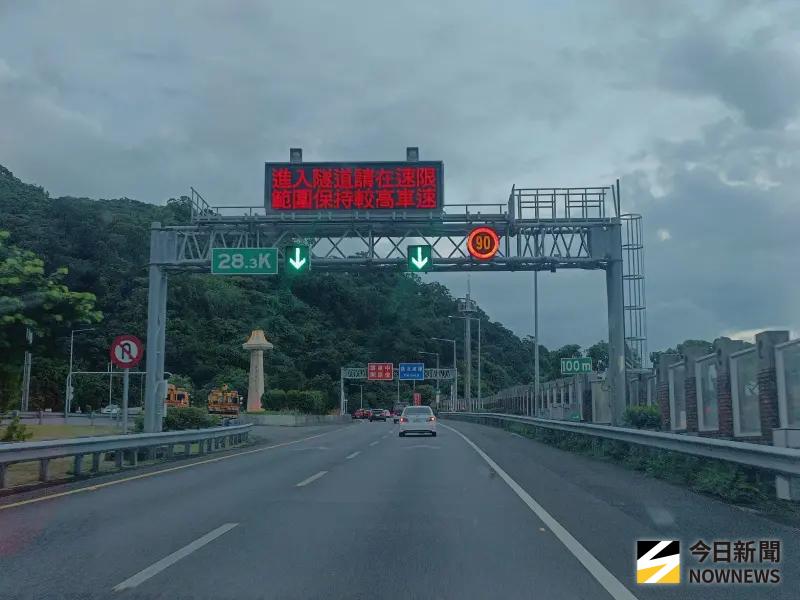 ▲高公局於國5雪山隧道北向26~27k、20~21k及18~19k內外車道共6處設置慢速車示警系統。（圖／記者許若茵攝）