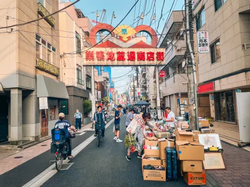 ▲日本當地絲毫沒有末日氛圍，東京巢鴨商店街二手市集4日也是照常擺攤。（圖／「風塵萬里 旅人手札」提供）