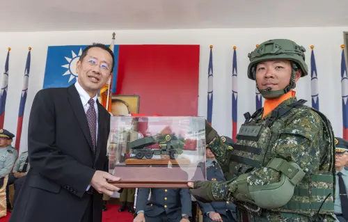 ▲海馬斯成軍,飛彈連長將飛彈車模型呈獻給國防部長顧立雄。(圖/軍聞社提供) ▲海馬斯成軍,飛彈連長將飛彈車模型呈獻給國防部長顧立雄。(圖/軍聞社提供)