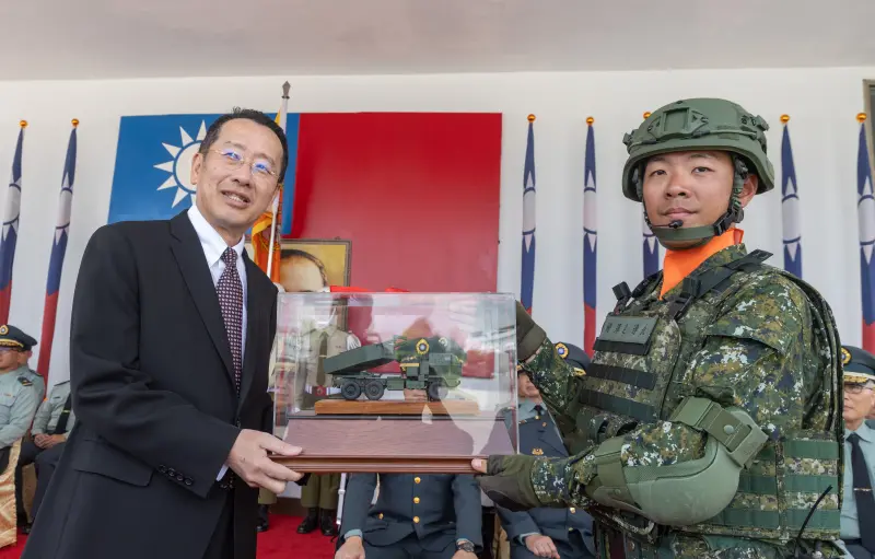 ▲海馬斯成軍,飛彈連長將飛彈車模型呈獻給國防部長顧立雄。(圖/軍聞社提供)