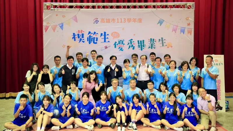 ▲模範生及市長獎畢業生與市長合影活動，於今(4) 日起於全市展開五場次。（圖／高市府教育局提供）