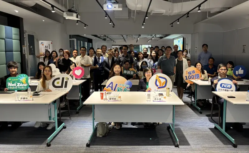 ▲高市府青年局副局長汪小芬（前排右二）出席「加強投資AI新創實施方案推動計畫南區說明會」，並與數位產業署主秘童明慧及青創業者合照留影。（圖／高市府青年局提供）