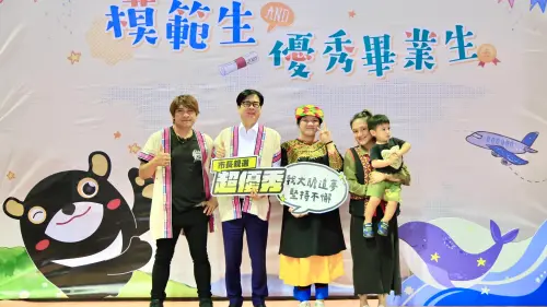 ▲此次旗美地區合影，涵蓋來自旗山、美濃、六龜等9個行政區的優秀學子。不少原鄉學生穿上象徵榮耀的族服、戴上帽子與市長合影。（圖／高市府教育局提供）