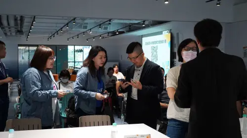 ▲「加強投資AI新創實施方案推動計畫南區說明會」青創業者及產業代表在會場交流互動，氣氛熱絡。。（圖／高市府青年局提供）