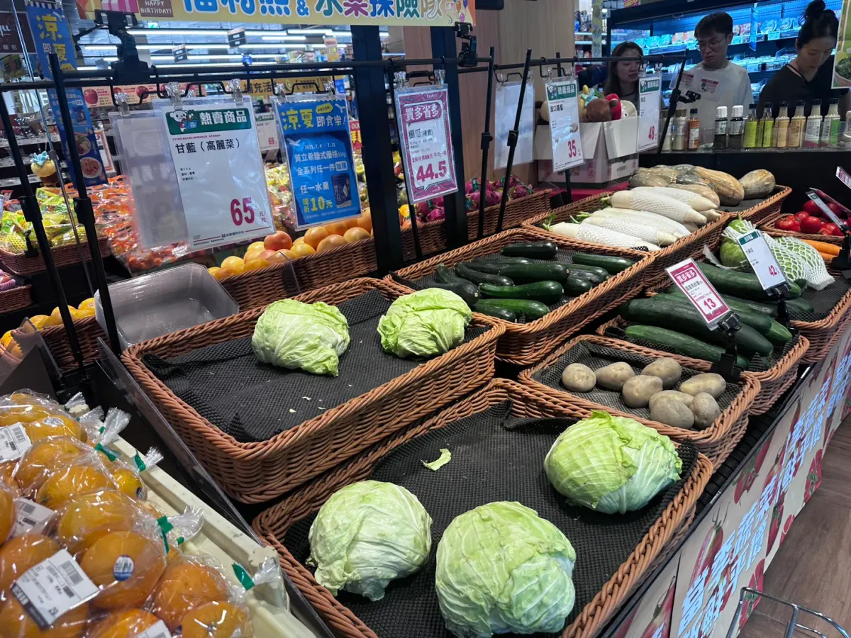 ▲丹娜絲颱風最快今晚生成！《NOWNEWS》記者直擊賣場，今（4）日約下午6點鄰近下班時間，已經陸續有民眾到賣場囤防颱物資。（圖／記者鍾怡婷攝）