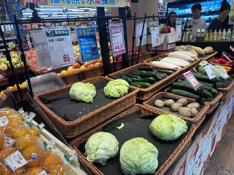 ▲丹娜絲颱風最快今晚生成！《NOWNEWS》記者直擊賣場，今（4）日約下午6點鄰近下班時間，已經陸續有民眾到賣場囤防颱物資。（圖／記者鍾怡婷攝）