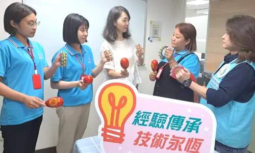 ▲高屏澎東分署銀髮人才資源中心開班為銀髮職人跨足新領域,為企業注入新活力。(圖/勞動部高屏澎東分署提供) ▲高屏澎東分署銀髮人才資源中心開班為銀髮職人跨足新領域,為企業注入新活力。(圖/勞動部高屏澎東分署提供)